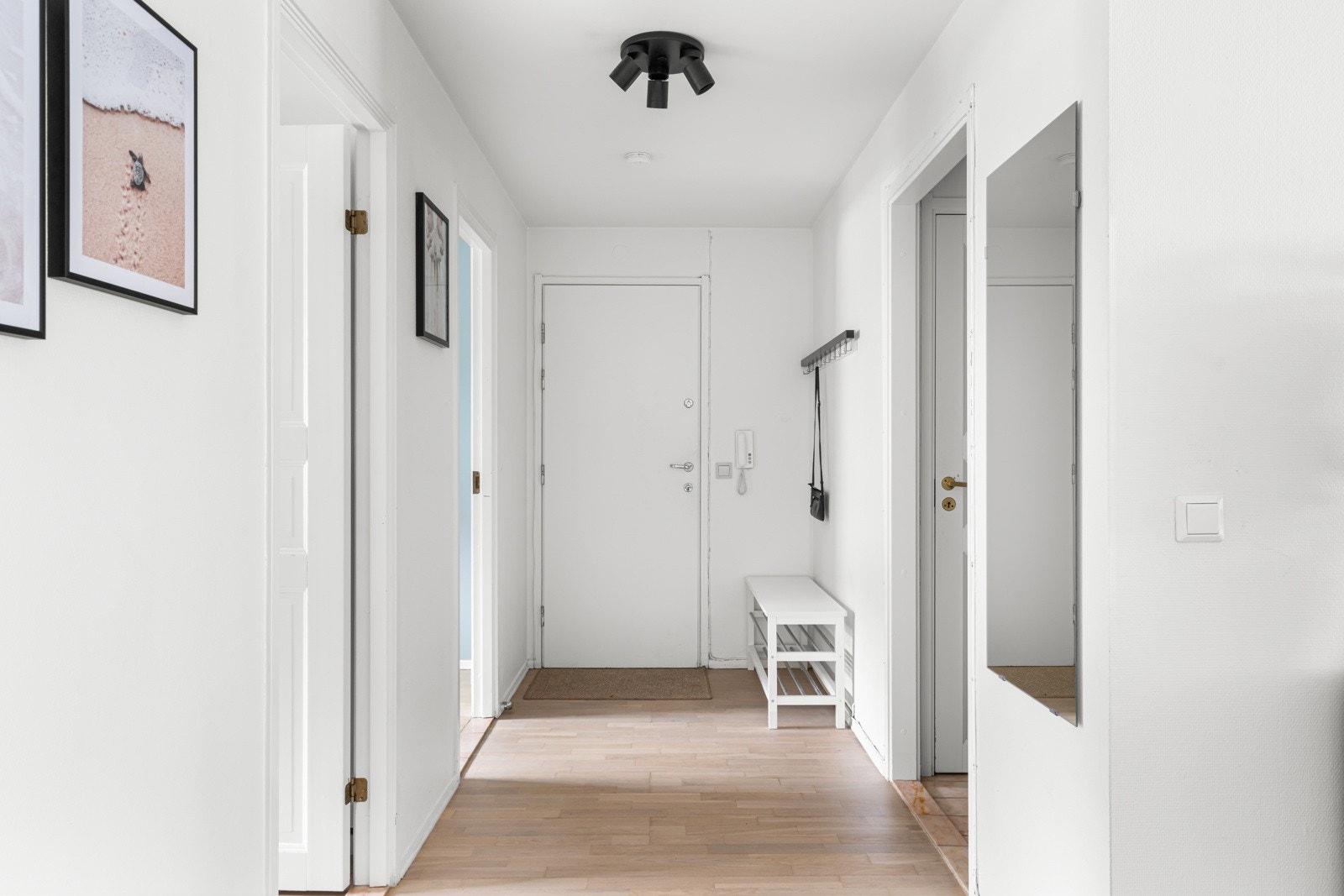 Inngangspartiet byr på flere muligheter til å sette fra seg yttertøy og sko. Galleribilde