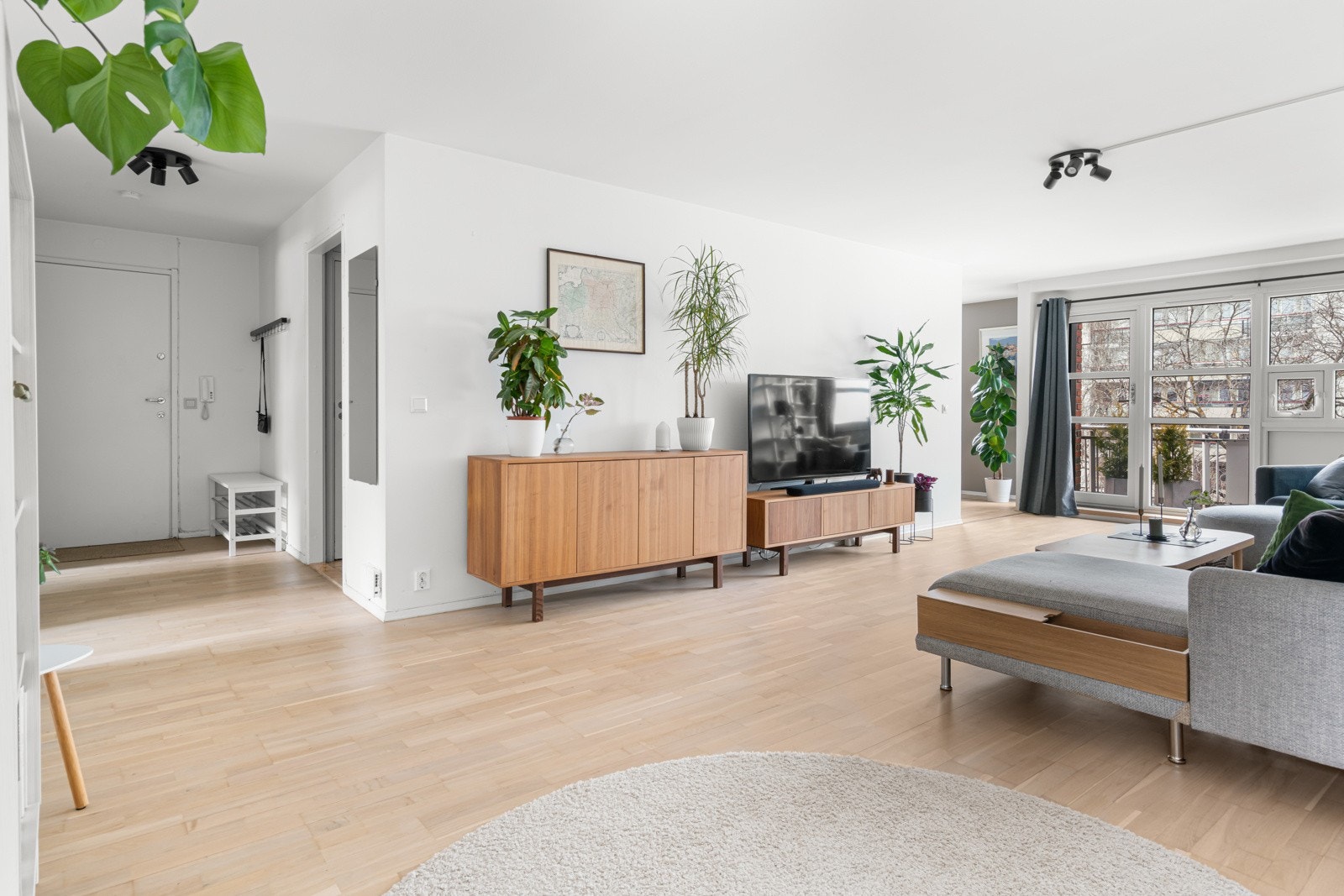 Den åpne løsningen i stuen gir leiligheten en herlig og sosial atmosfære. Galleribilde