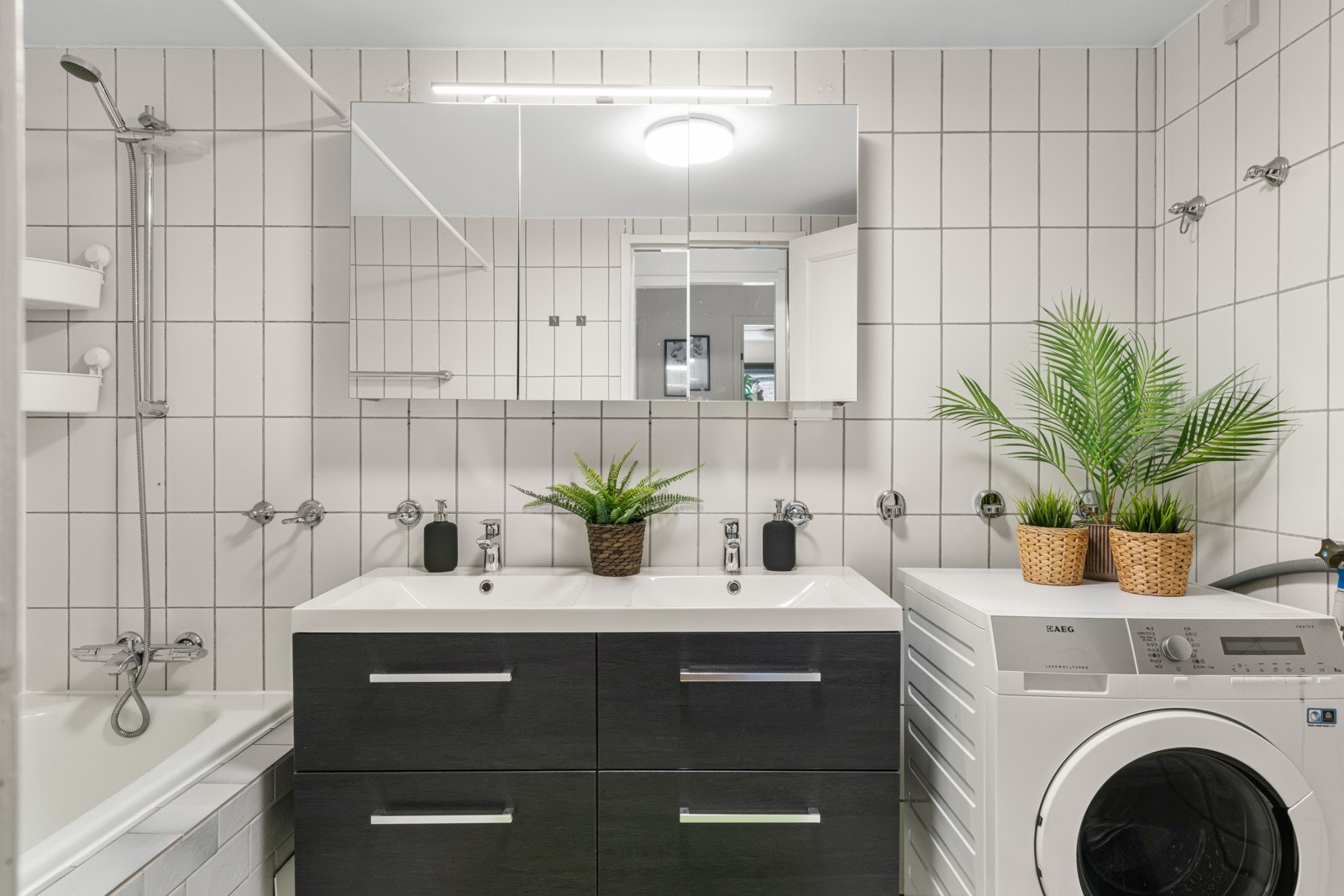 Fint og romslig baderom. Her er det lagt fliser på gulv og vegger. Galleribilde