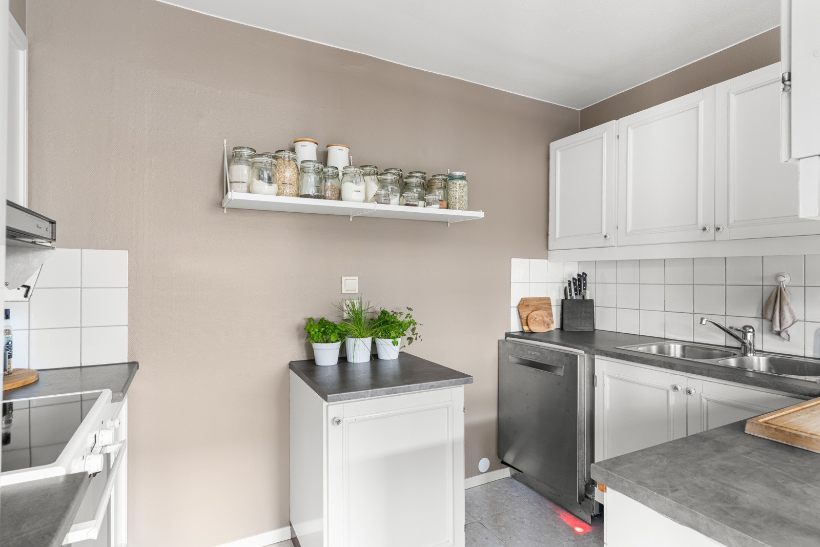 Hvitevarer som består av kjøleskap, stekeovn, mikro og oppvaskmaskin. Galleribilde