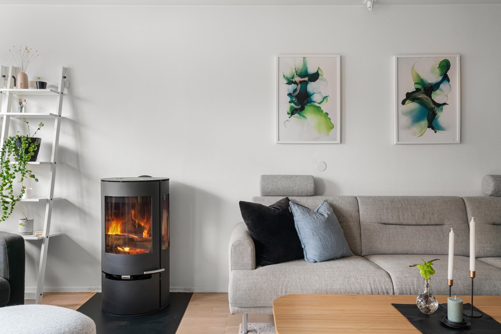 Legg merke til peisen som varmer godt på kalde vinterdager. Galleribilde