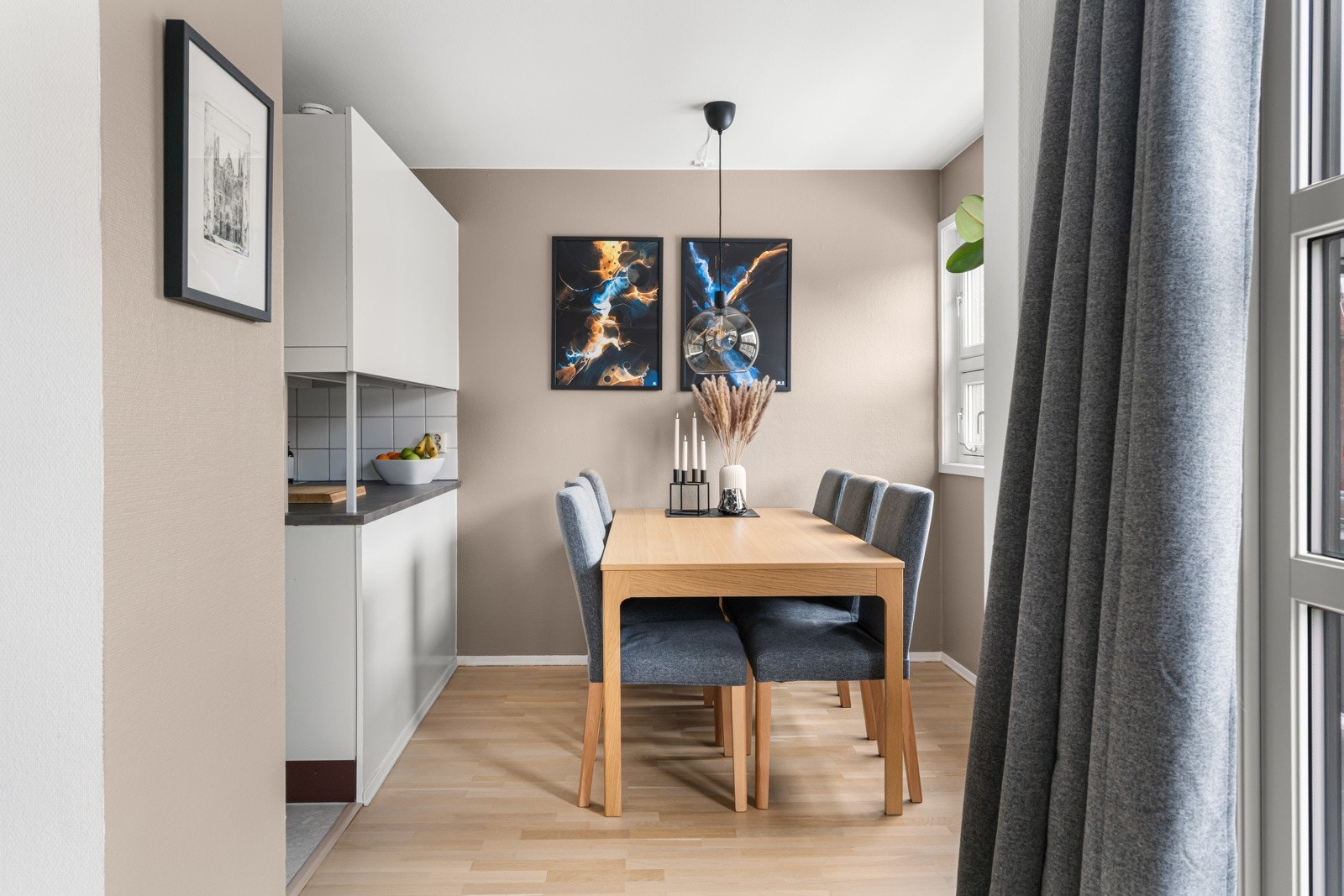 I tilknytning til kjøkkenet er det plass til en hyggelig spisegruppe. Galleribilde