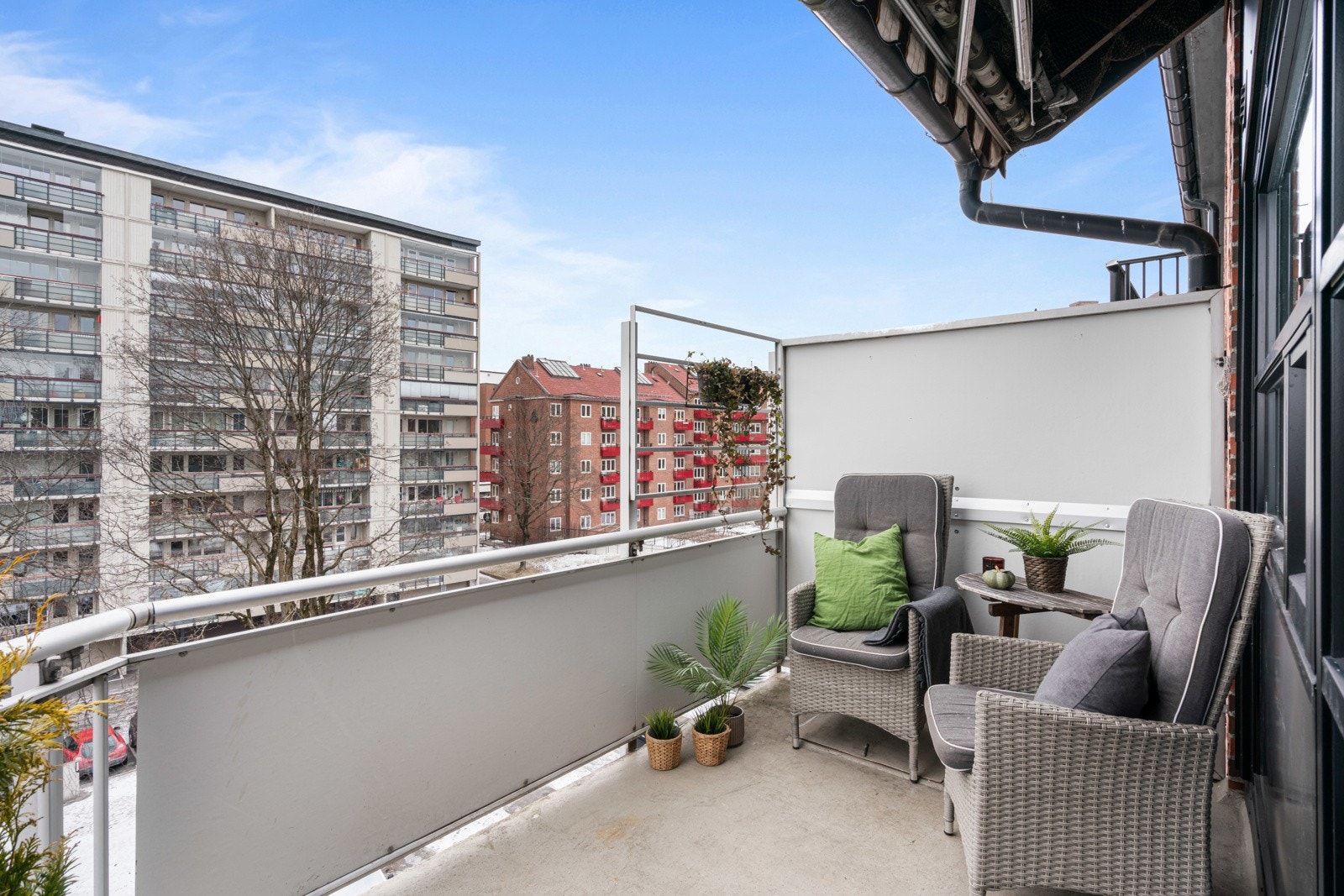 Her kan du nyte kveldssolen på sommerhalvåret. Balkongen rommer ca. 7 kvm. Galleribilde