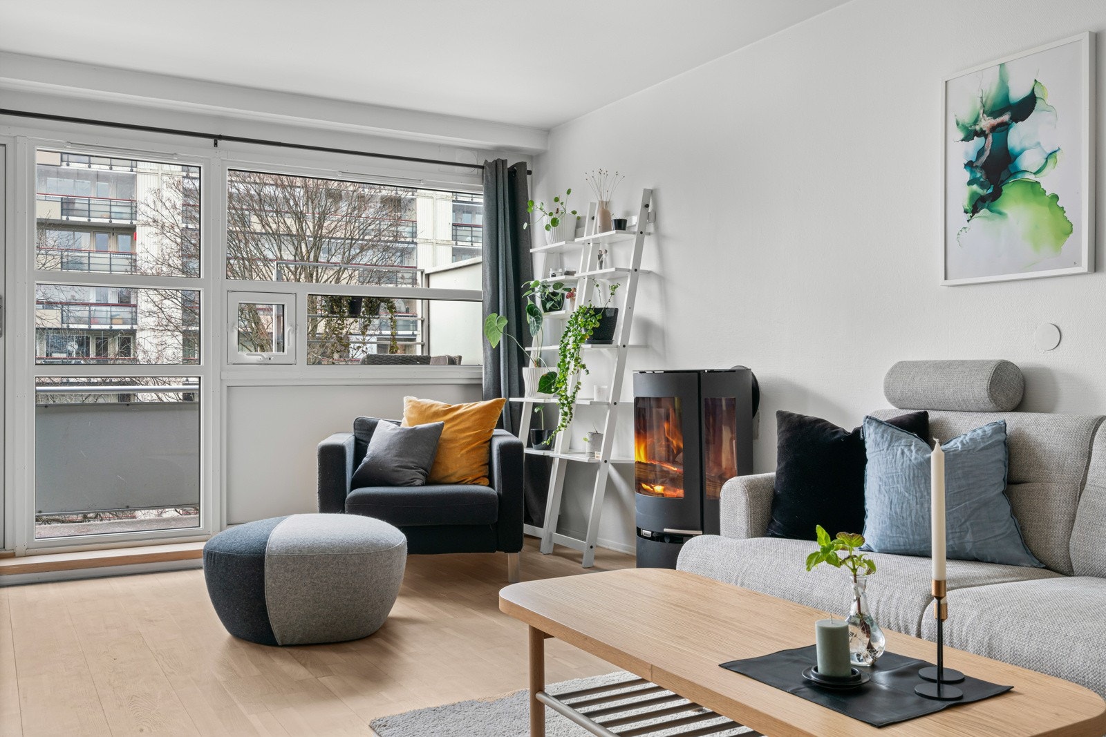 Fra stuen er det utgang til solrik balkong. Galleribilde