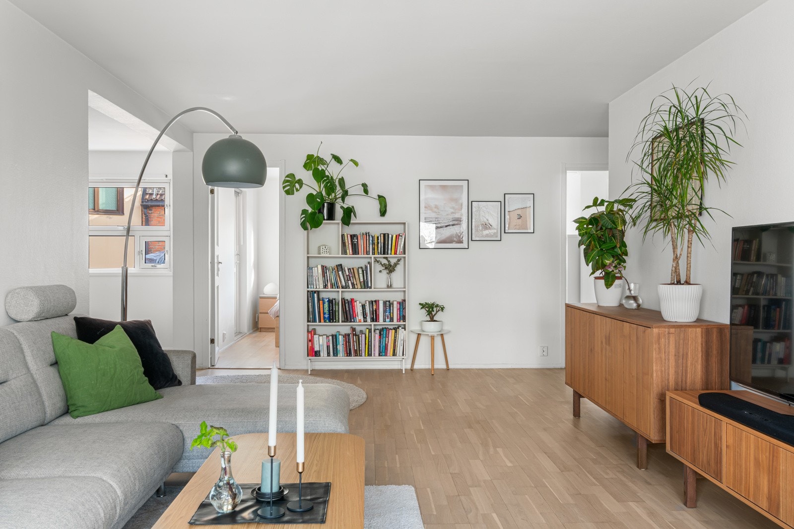 Stuen er svært romslig og har god plass til både mediemøbler og sofakrok. Galleribilde