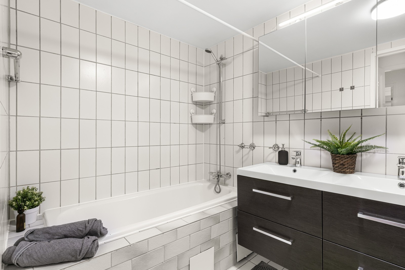 Rommet består av badekar, to servanter, veggskap med speilfronter samt opplegg for vaskemaskin. Galleribilde