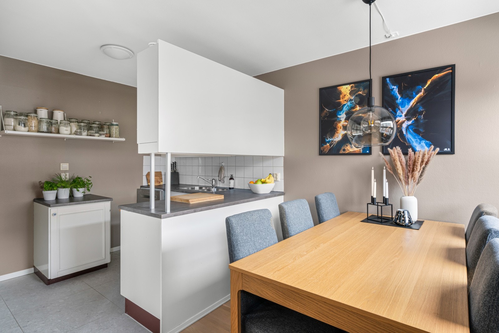 Vindusflatene gir et luftig preg på kjøkken. Galleribilde