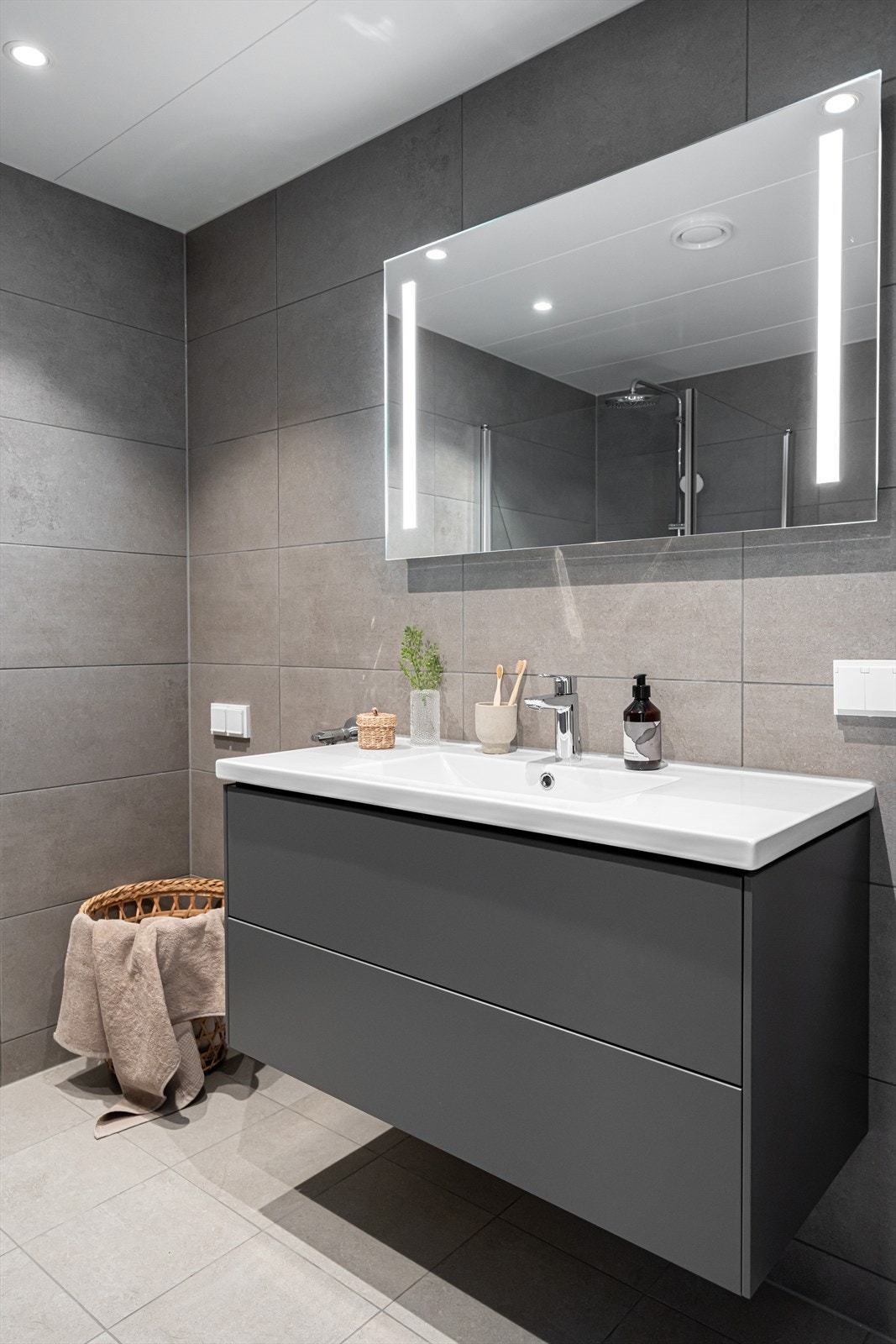 Pent servantskap i grå farge med 2 brede skuffer som er grepsløs og har "push open"-funksjon. Galleribilde