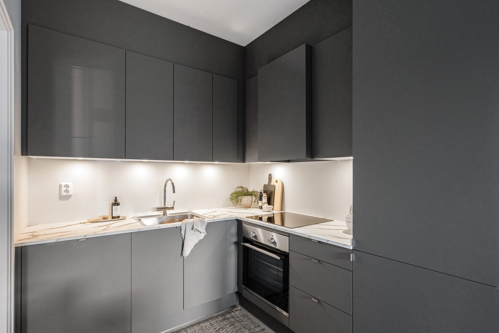 Det er et lekkert kjøkken fra danske Aubo med integrerte hvitevarer (Electrolux og AEG). Galleribilde