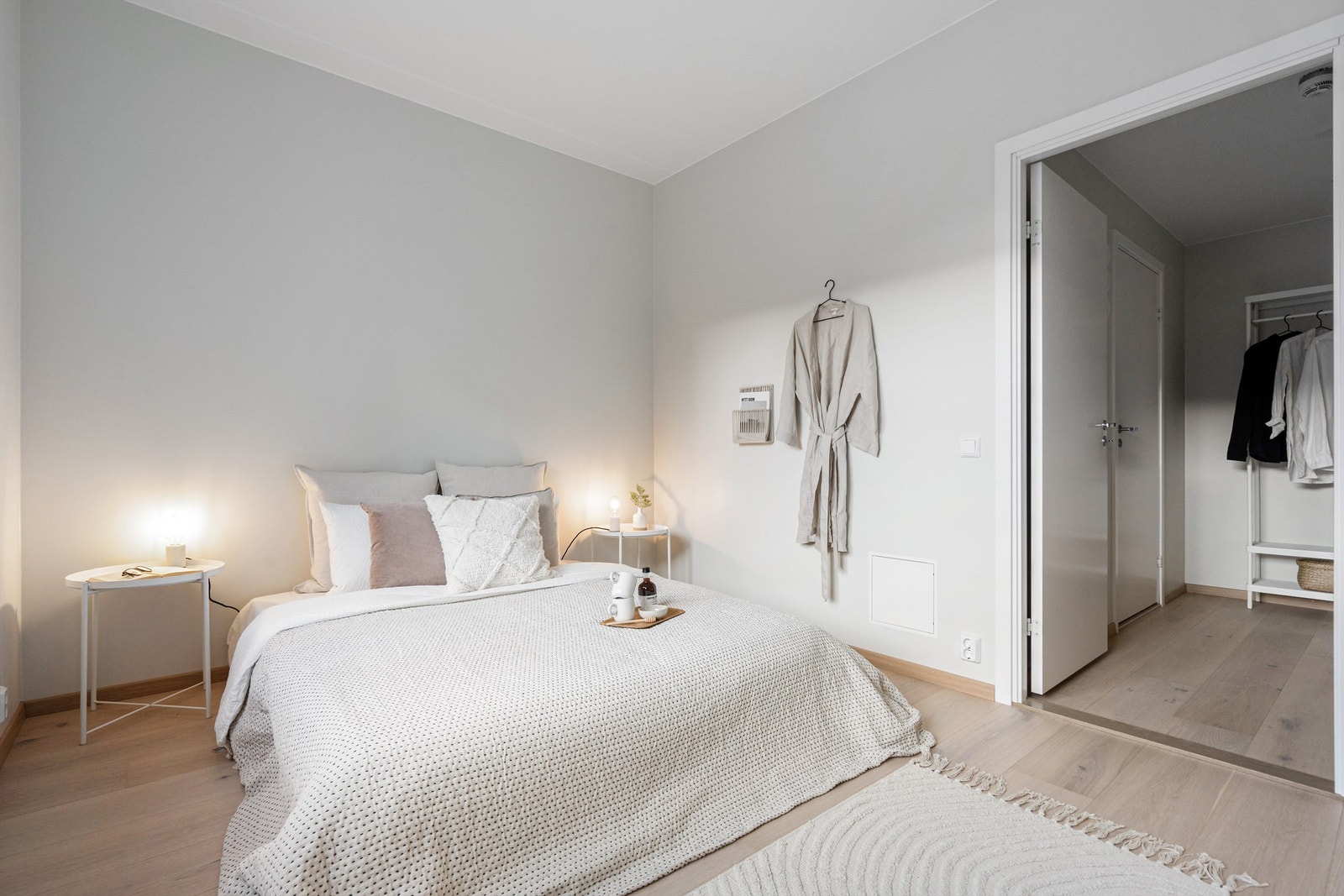 Leiligheten har et romslig soverom på ca. 10,5 m². Galleribilde