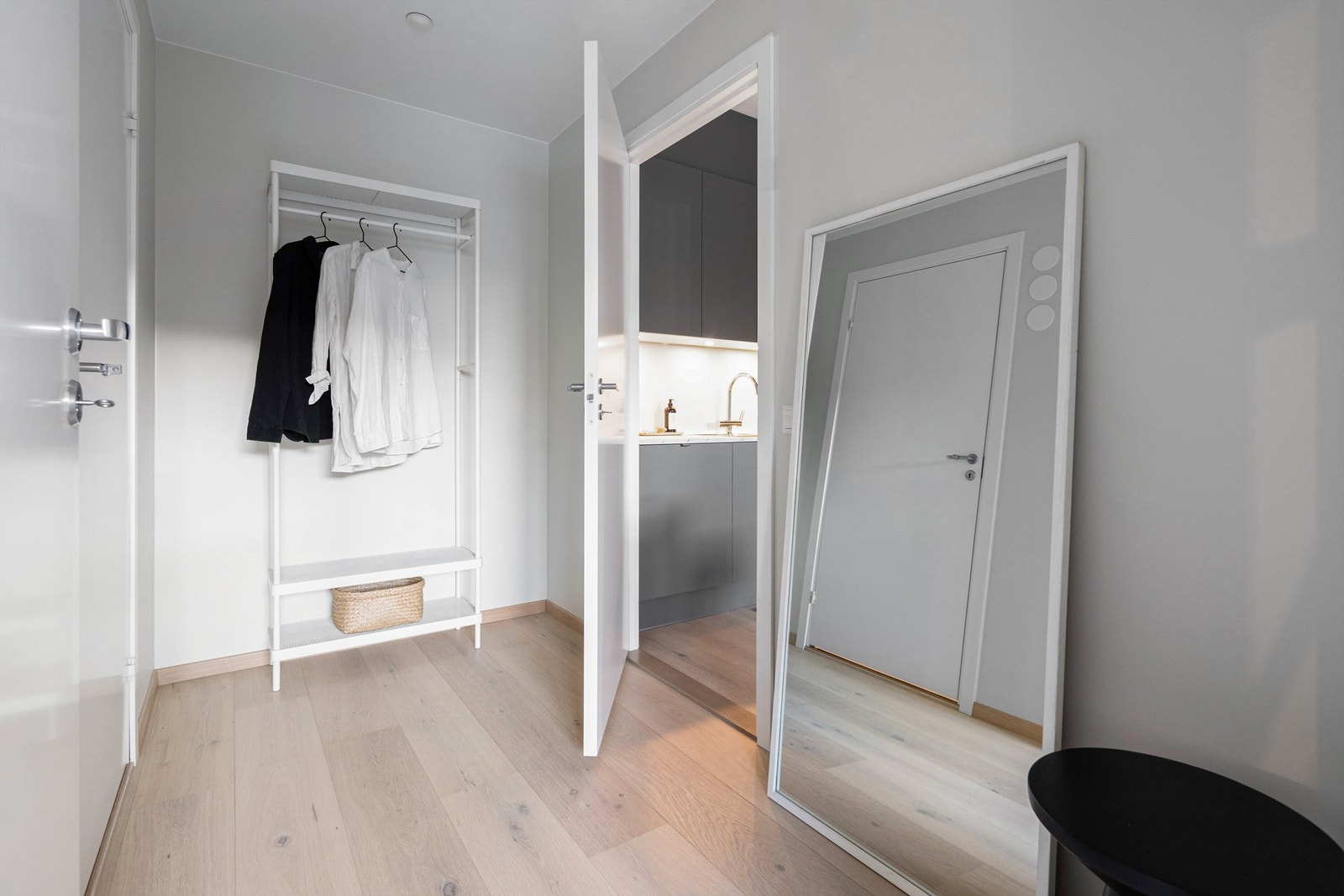 Mellom kjøkken og soverom/bad, er det en gang/walk-in på ca. 4 m². Her er det avsatt plass til garderobeløsning (stiplet i plantegning). Galleribilde