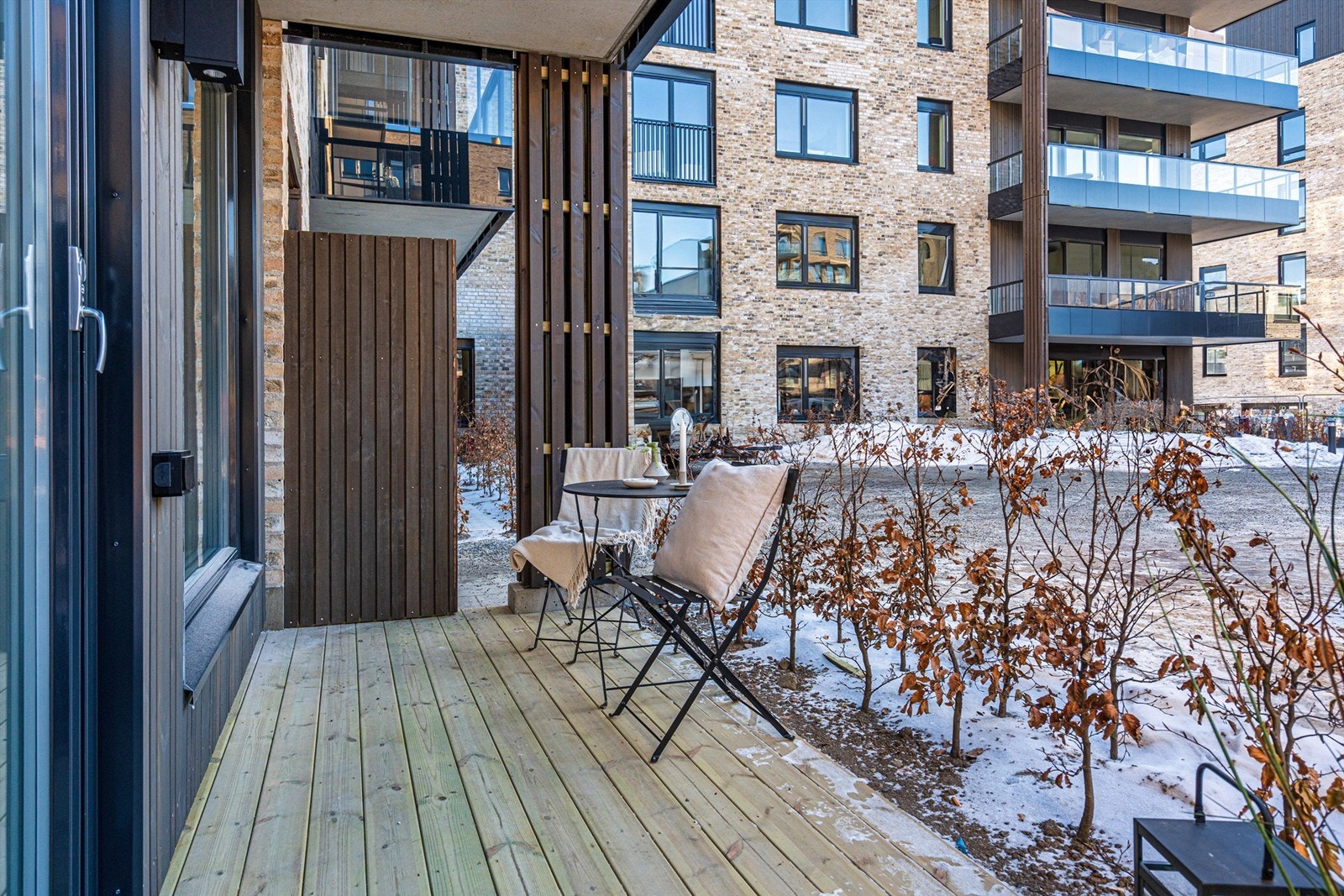 Videre fra stuen tar man seg ut på den sørvestvendte markterrassen på hele 6 m². Her ute er det sol fra rundt kl.11:30 til 19:00 under midtsommeren (ifølge prosjektets simulator). Galleribilde