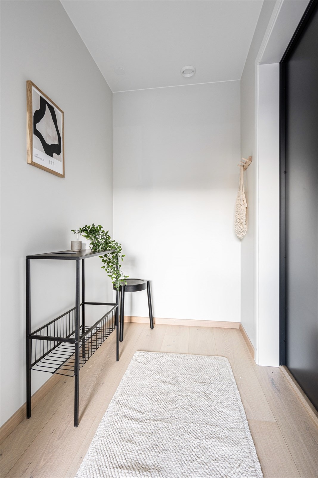Når du kommer inn i leiligheten møtes du av en entré på 3 m² med avsatt nisje til garderobeløsning. Galleribilde
