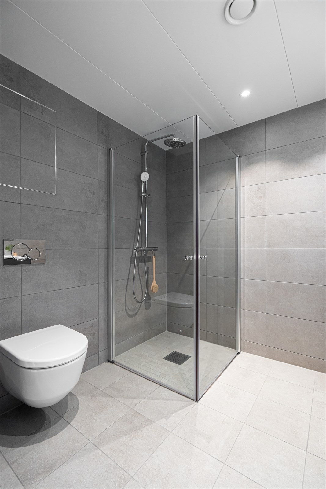 Plassbesparende dusjdører som kan svinges innover. Galleribilde