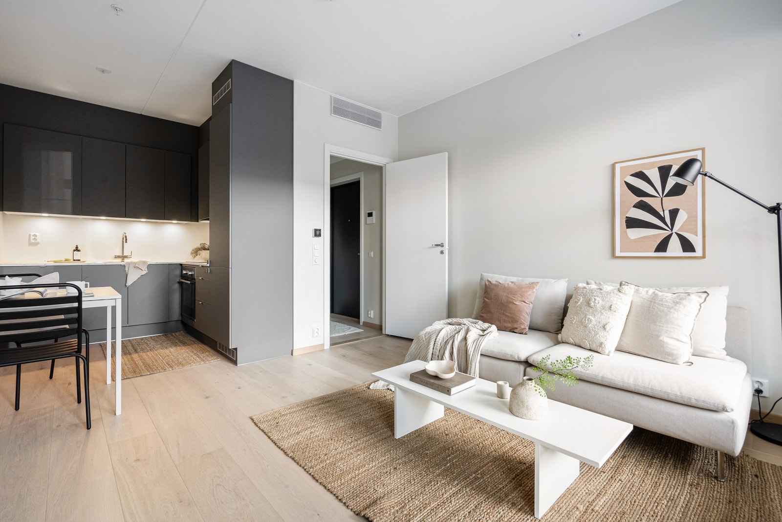 Dette er en helt ny 2-roms med høy standard. Her kan du flytte rett inn, og det er åpent for snarlig innflytting om ønskelig. Galleribilde