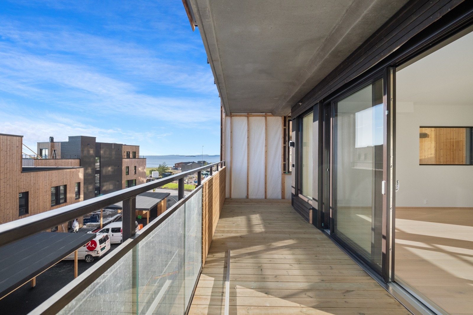 Romslig balkong med fin fjordutsikt Galleribilde