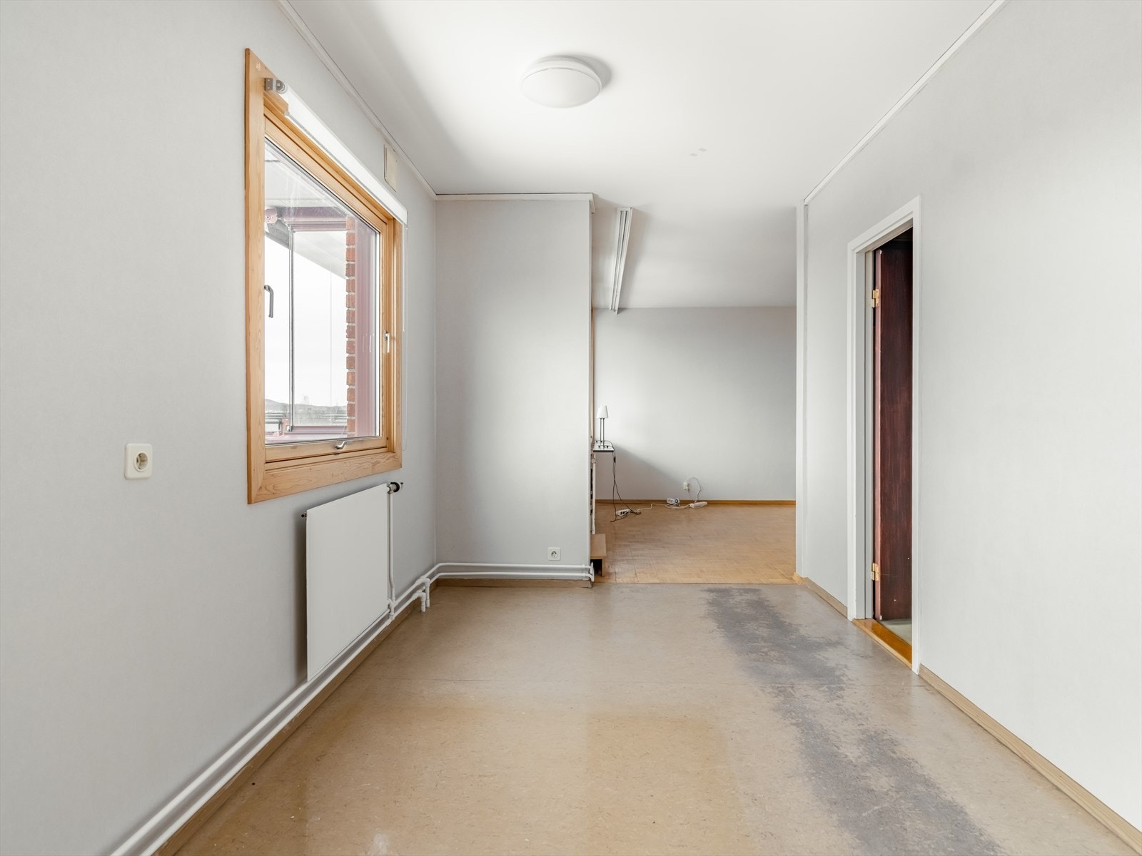 Inne igjen, og denne gangen står vi på kjøkkenet og ser ut i stua. Galleribilde