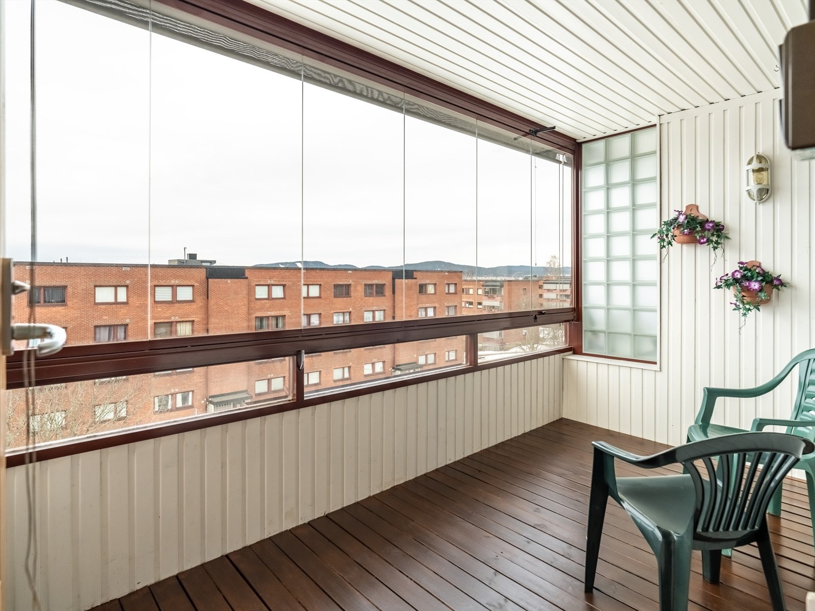 Glassene kan så klart trekkes til side, og det er i tillegg elektrisk solskjerming montert. Galleribilde