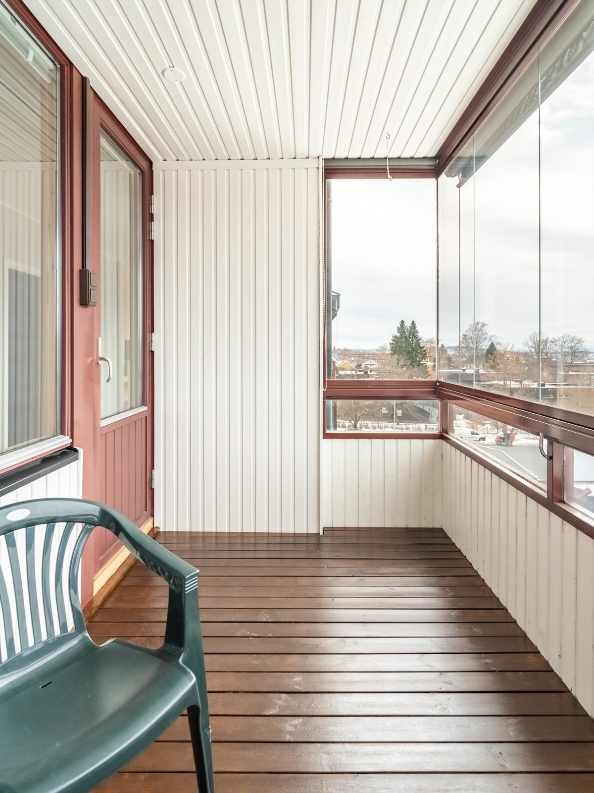 Den store verandaen på 7 kvm. ligger mot nordvest, og har dermed sol til solnedgang om sommeren. Galleribilde