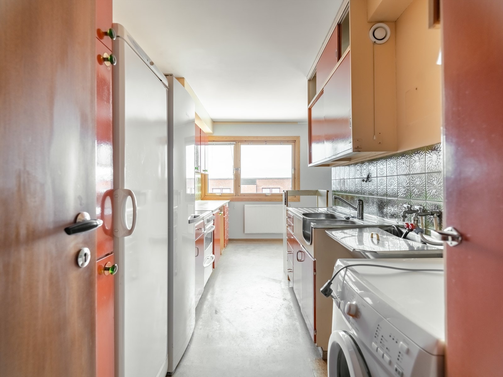 Kjøkkenet er åpent også mot gangen i leiligheten. Galleribilde