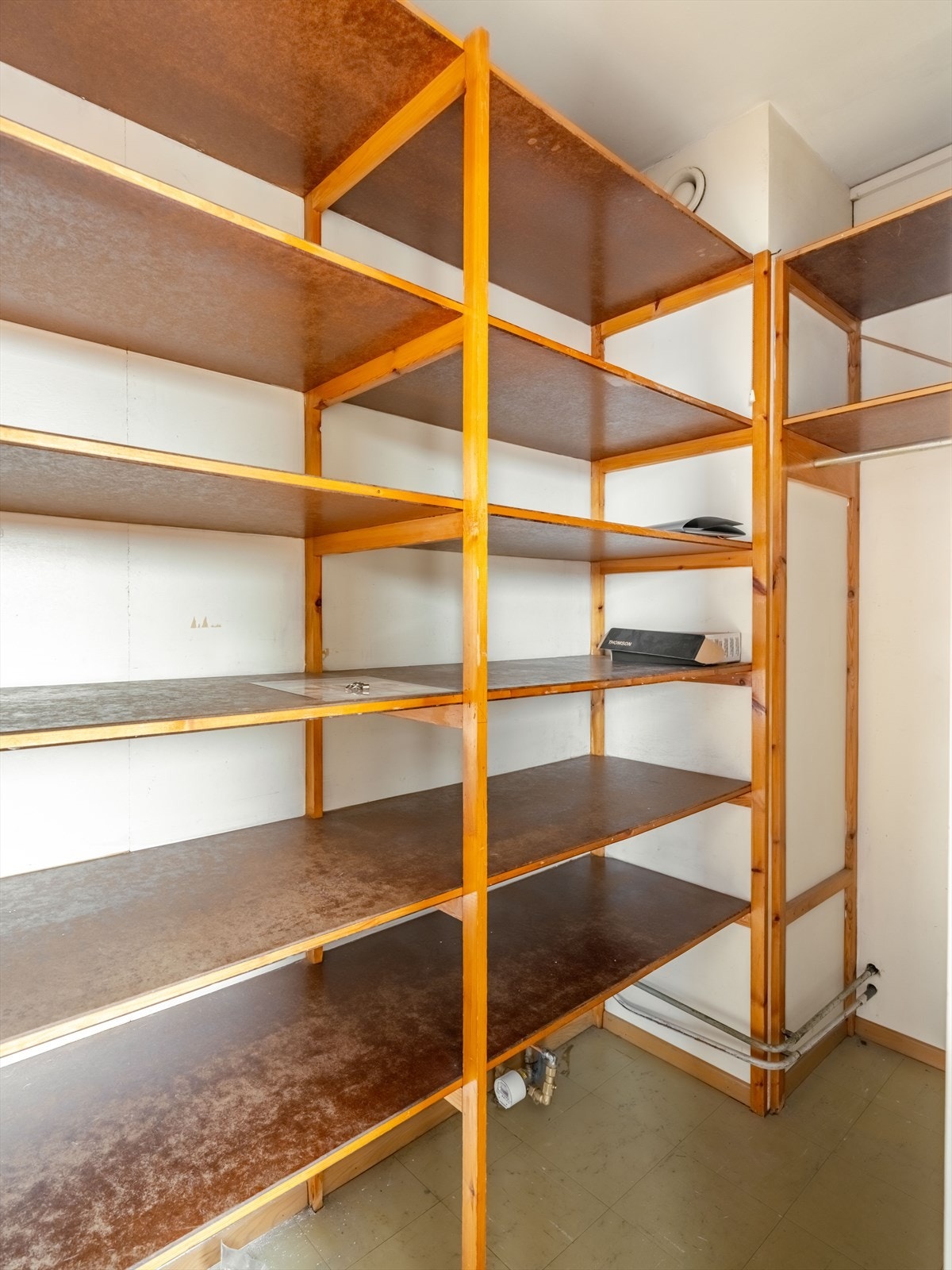 På innsiden av spisestuen har du leilighetens innvendige bod på snaut 4 kvm. Galleribilde