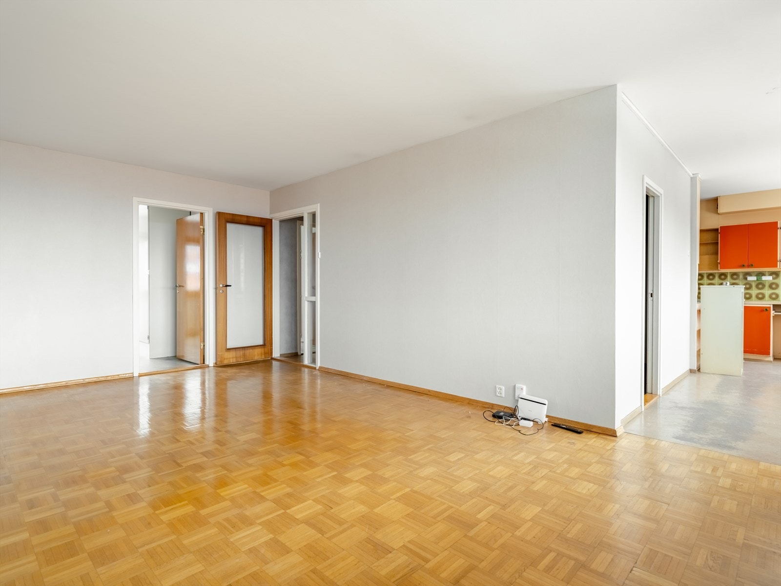 Det er delvis åpen løsning mellom stua og kjøkkenet, som skaper et flott volum. Galleribilde