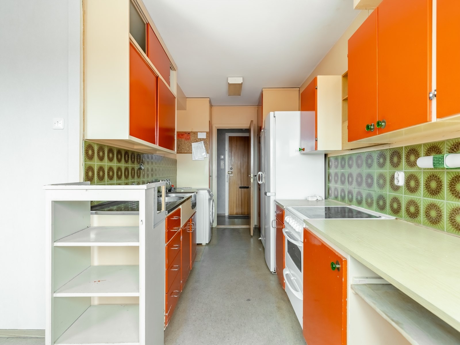 Kjøkkenet har opplegg for alle hvitevarer. Og så er det vel lov til å si at det trenger en liten oppgradering også. Galleribilde