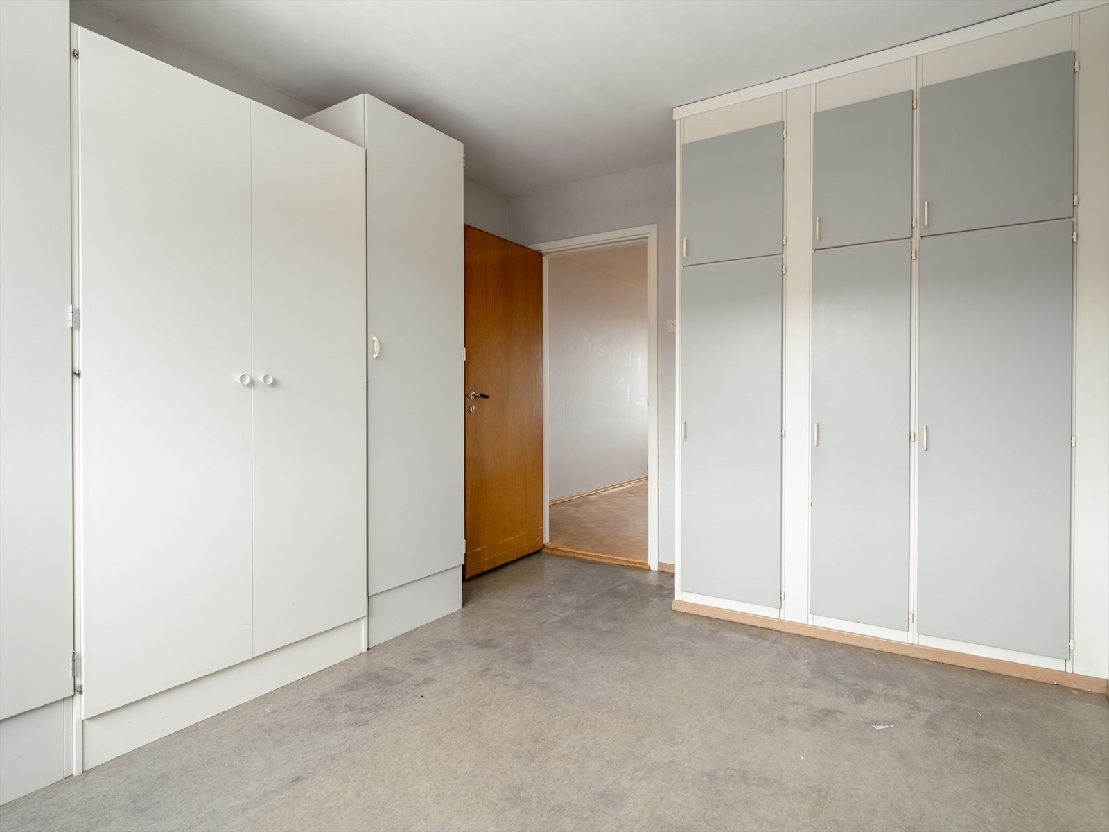 Hovedsoverommet ligger med adkomst fra stua, og har massevis av skapplass. Galleribilde