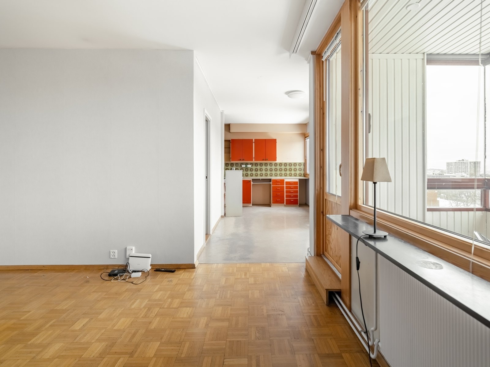 Fra stuen finner vi utgangen til leilighetens innglassede balkong. Galleribilde