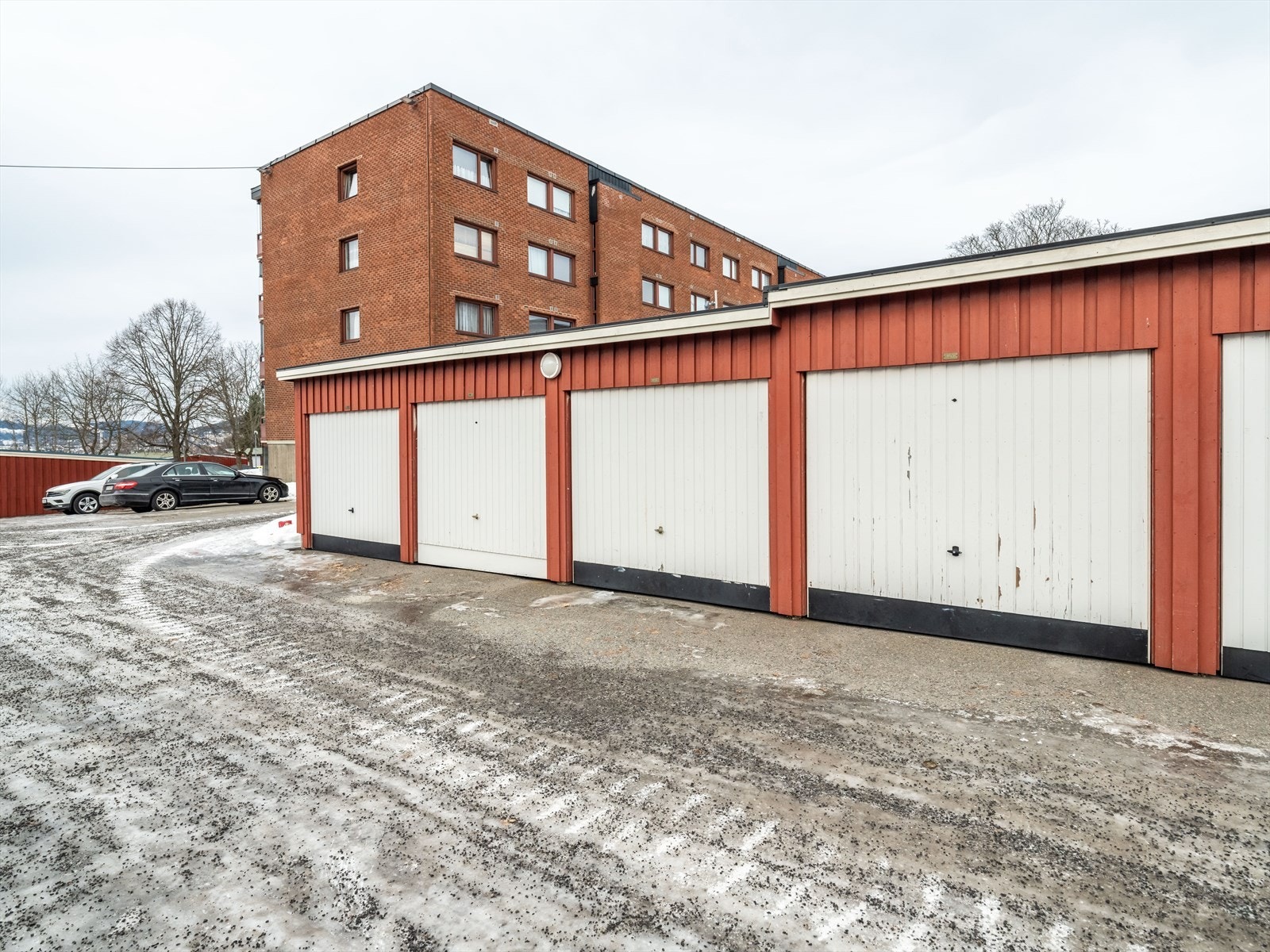 Det følger med garasjeplass, med mulighet for installasjon av lader for EL-bil. Galleribilde