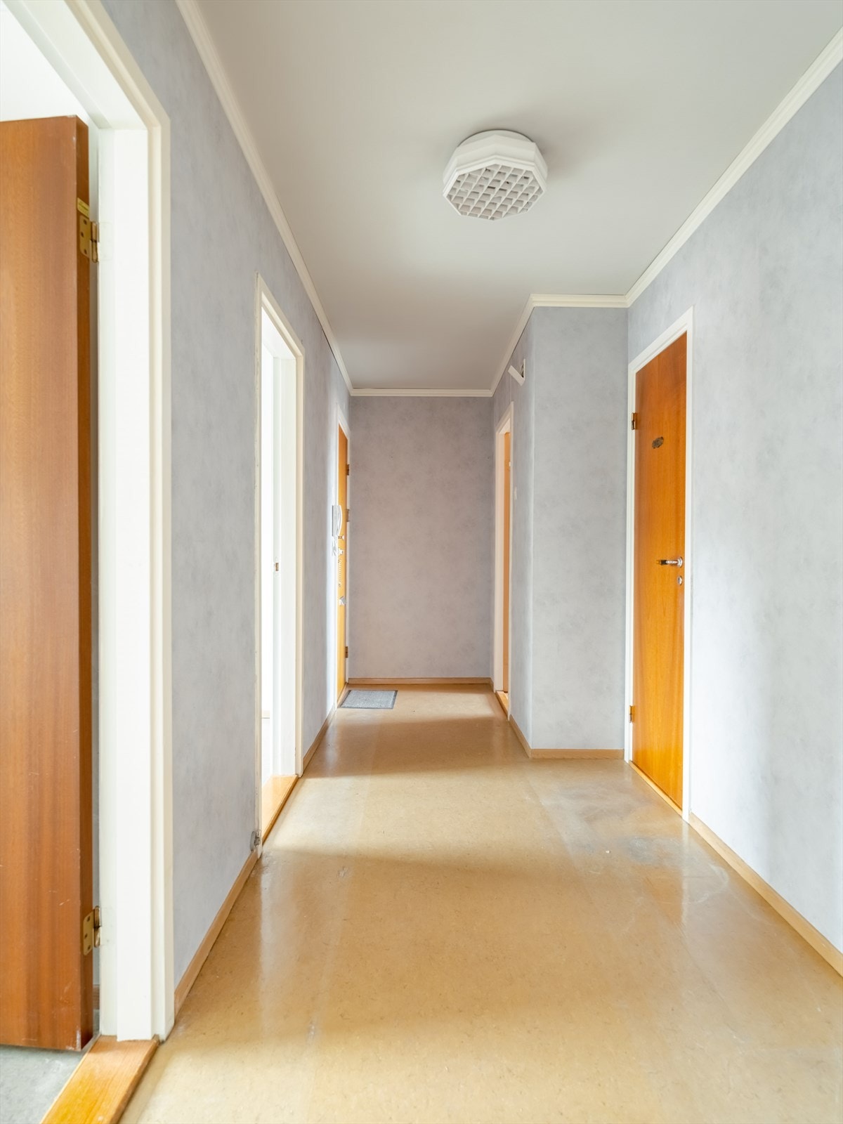 Soverommene ligger på rekke med adkomst fra entréen. Det gjør at de er adskilt fra stua og kjøkkenet, det støyen ofte kommer fra. Galleribilde