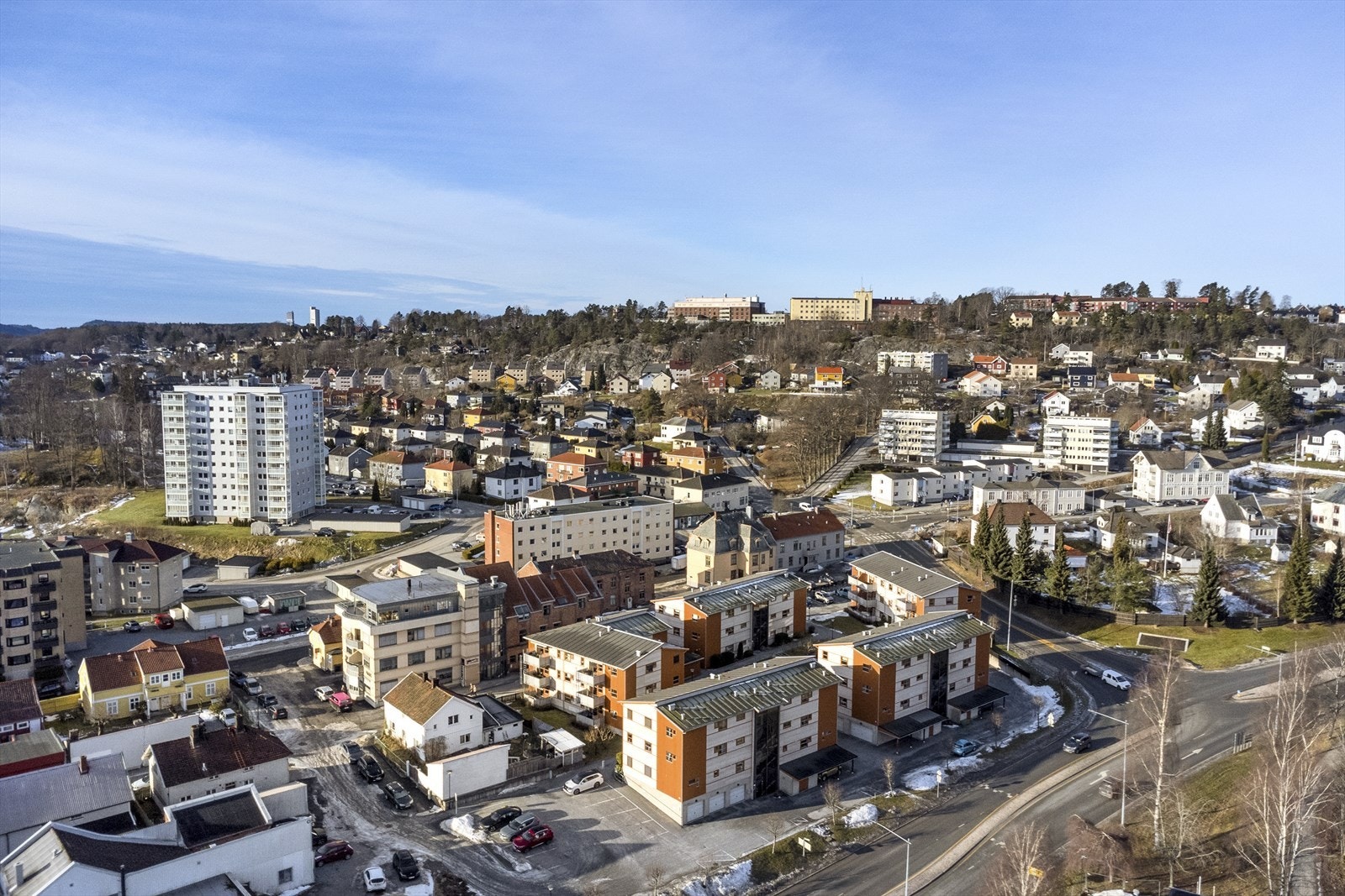 Borettslaget har en rolig og sentral beliggenhet på nordsiden av Halden sentrum med kort gange til alle byens fasiliteter. Galleribilde