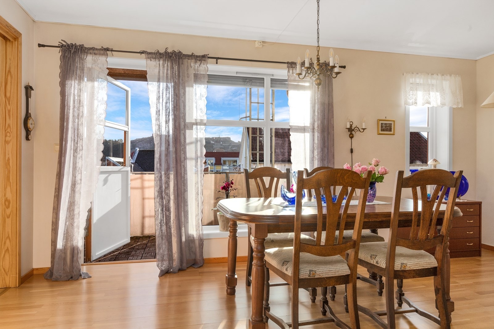 Fra stuen er det utgang til en hyggelig veranda med utsikt til festningen og som gir deg en sømløs overgang mellom innendørs og utendørs livsstil. Galleribilde