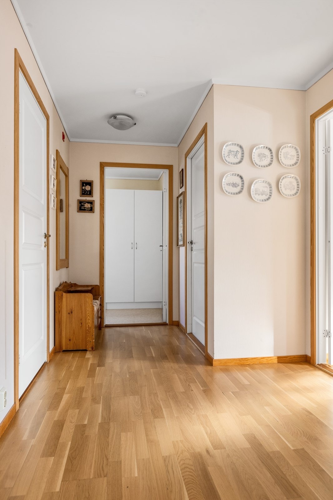 Romslig gang med med god plass til å henge fra seg jakken og sette fra seg sko fremstår gangen som funksjonell. Galleribilde