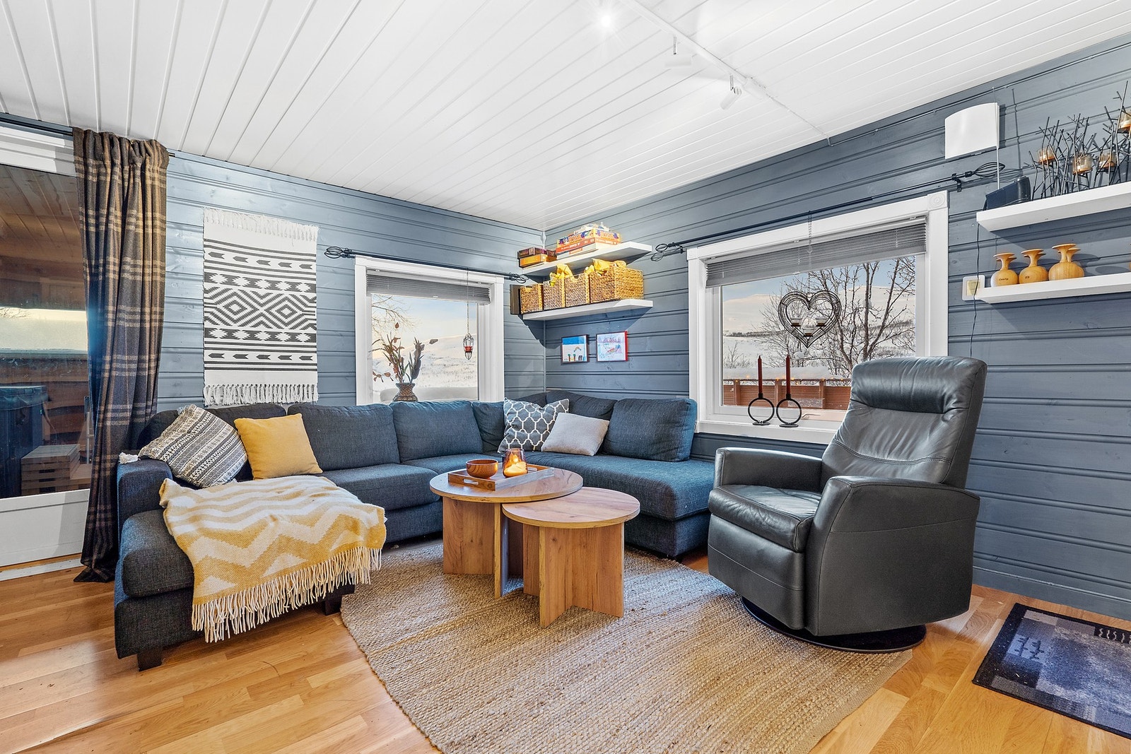 Stuen med spisestue og utgang til vinterhage med boblebad Galleribilde