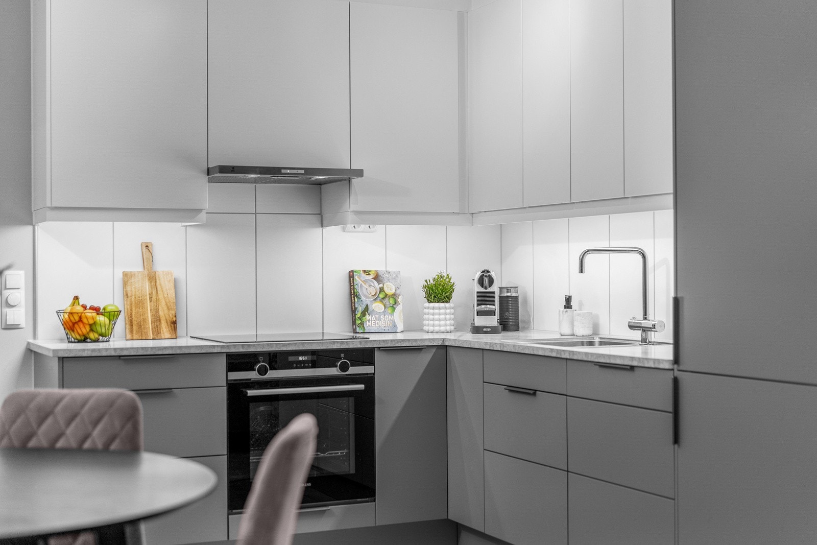 Moderne kjøkken med glatte fronter og laminert benkeplate. Galleribilde