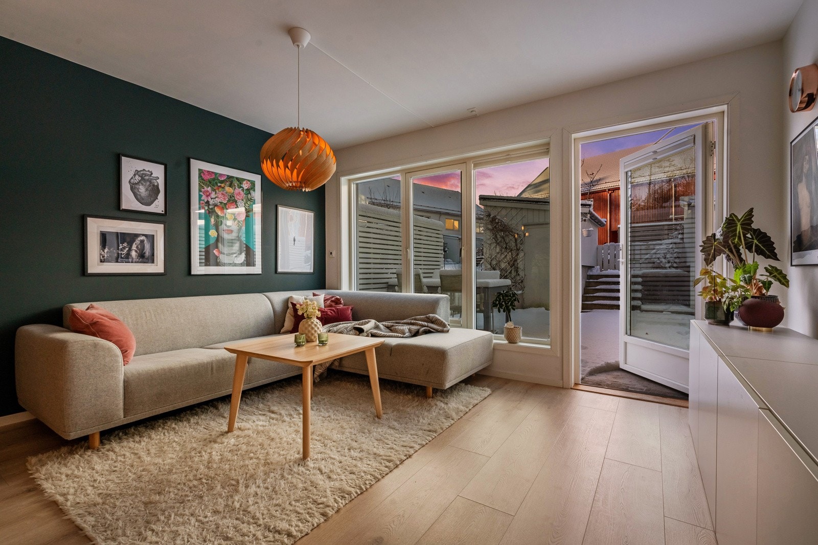 Dette er en lekker og innholdsrik bolig med god planløsning med blant annet åpen stue/kjøkken løsning, pent baderom og 2 soverom. Galleribilde