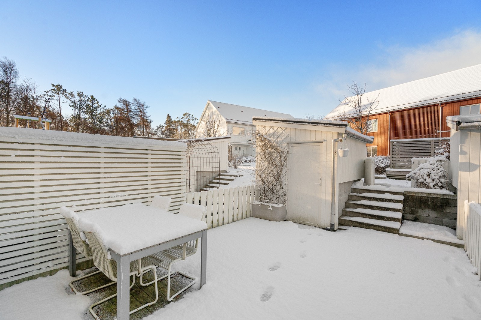 Tilhørende boligen er en fantastisk uteplass med gode solforhold! Her kan du nyte ettermiddagssolen! Galleribilde