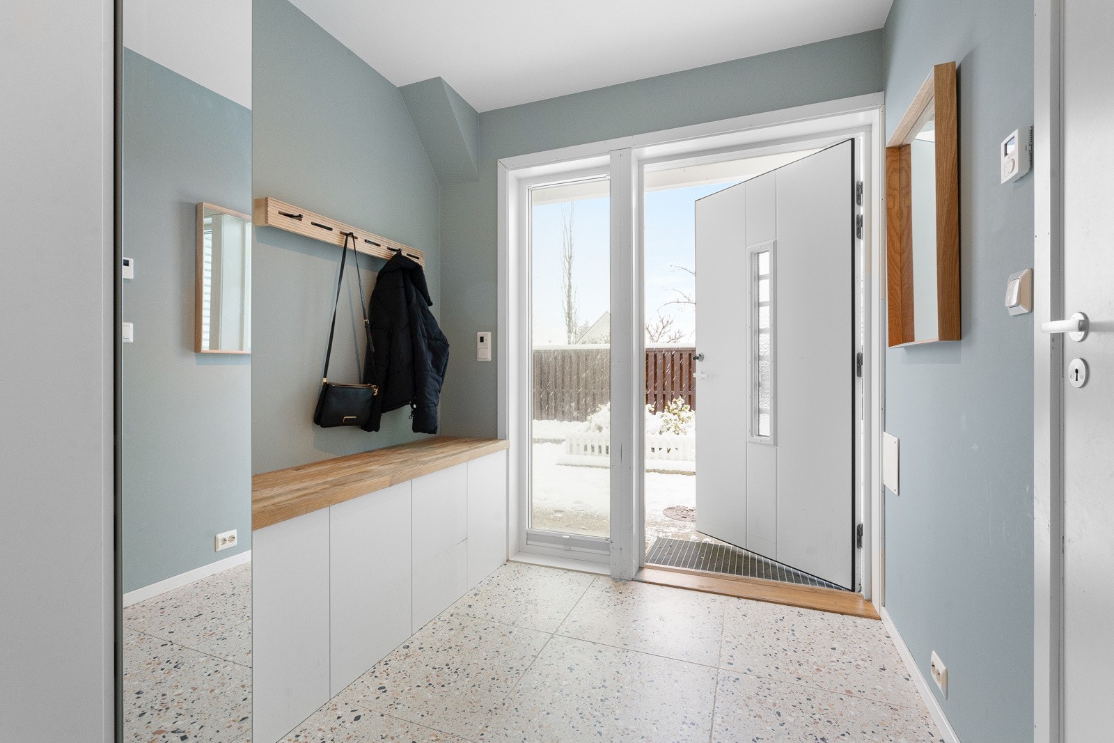 Romslig og lekkkert inngangsparti med flislagt gulv. Galleribilde