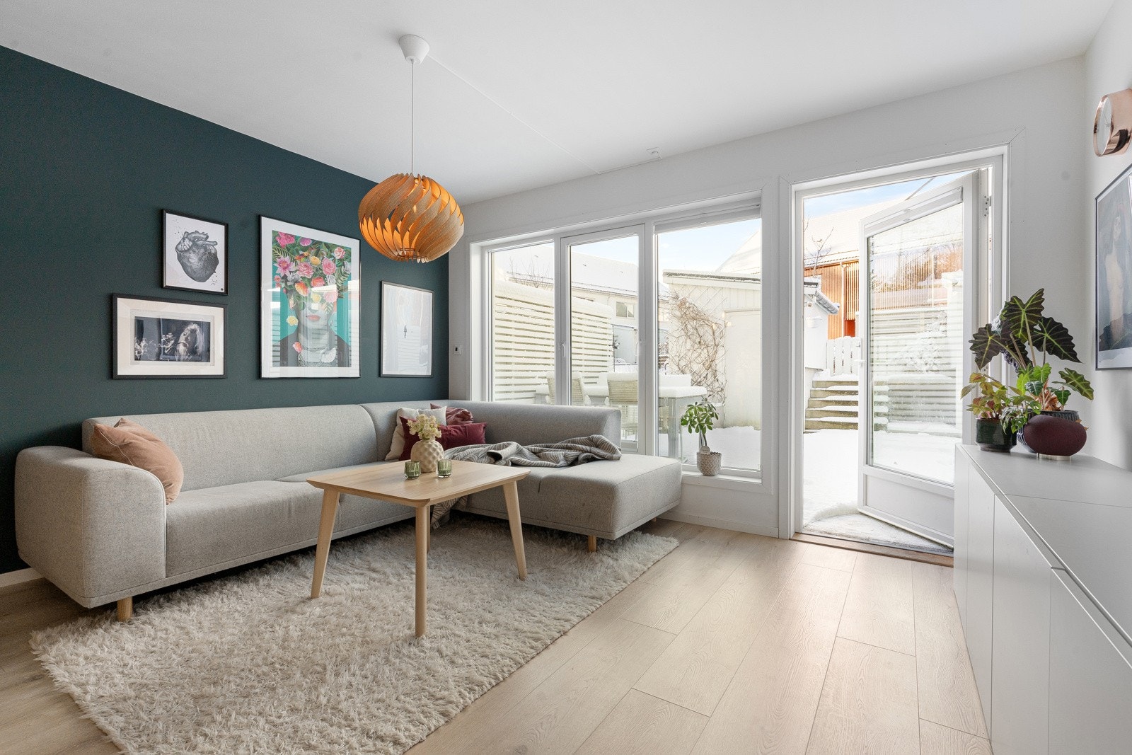 Velkommen inn! Boligen går over 2 plan, i 1. etasje finner du stue, kjøkken, entré og bad. Galleribilde