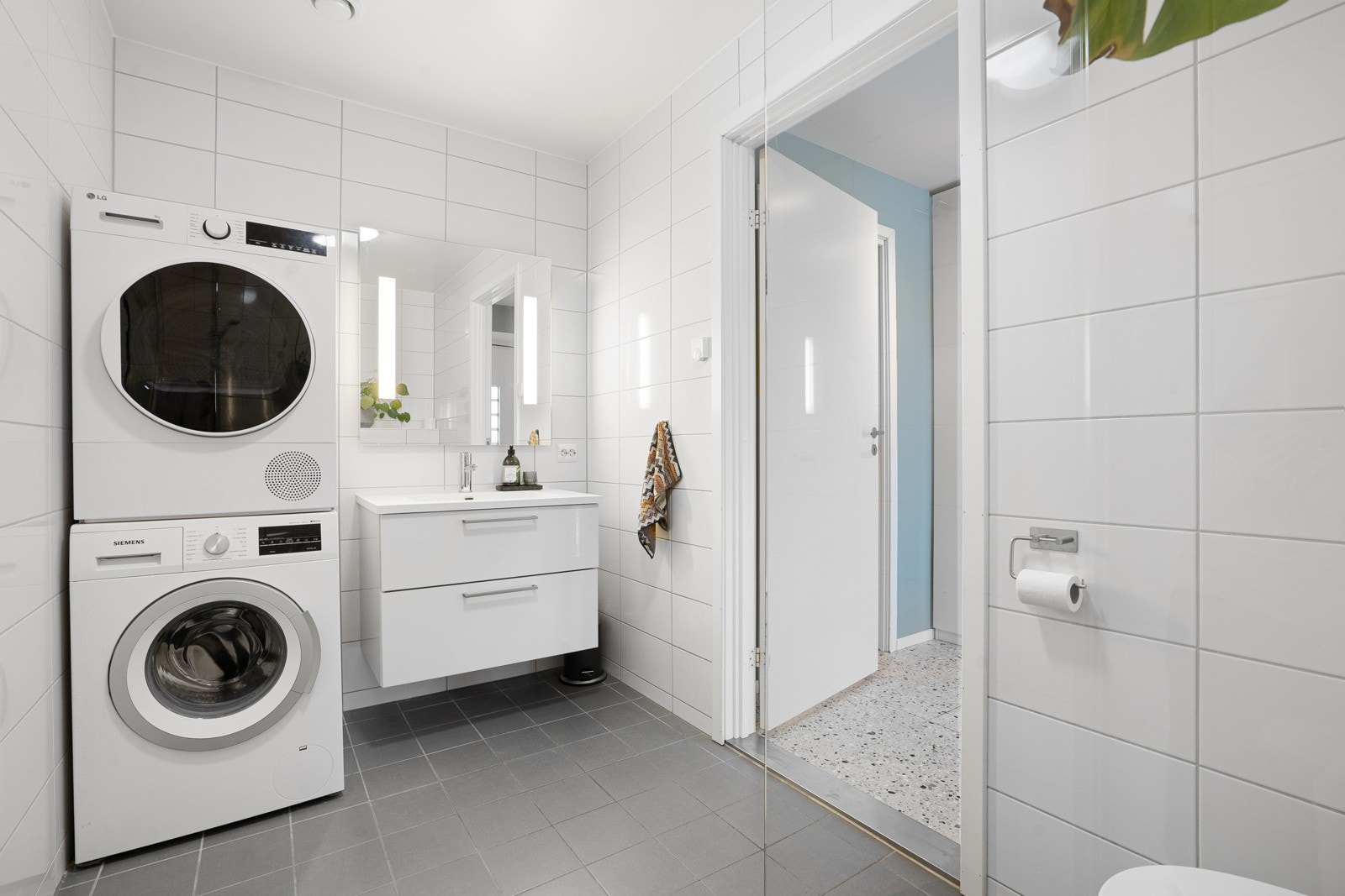 Lekkert, flislagt bad med opplegg for vask/tørk. Galleribilde