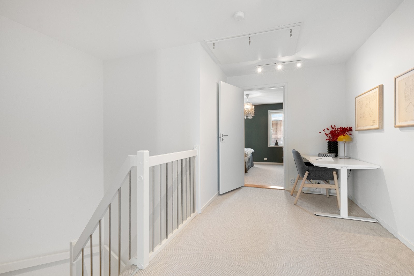 Velkommen opp i 2. etasje, her finner du 2 soverom, walk-in garderobe samt gang/kontorplass. Galleribilde