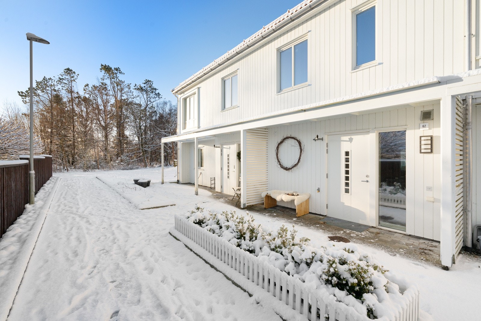 Boligen har en etterspurt beliggenhet i et rolig og trivelig boligområde på Sandved. Galleribilde