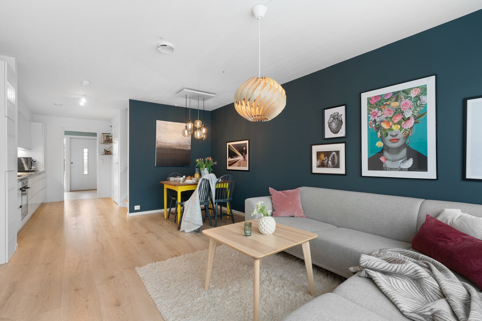 God plass til både sofakrok, sittegruppe, spisebord og stoler. Galleribilde