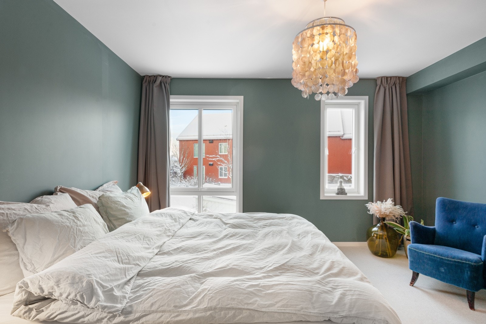 De store vindusflatene sørger for en lys og luftig atmosfære. Galleribilde