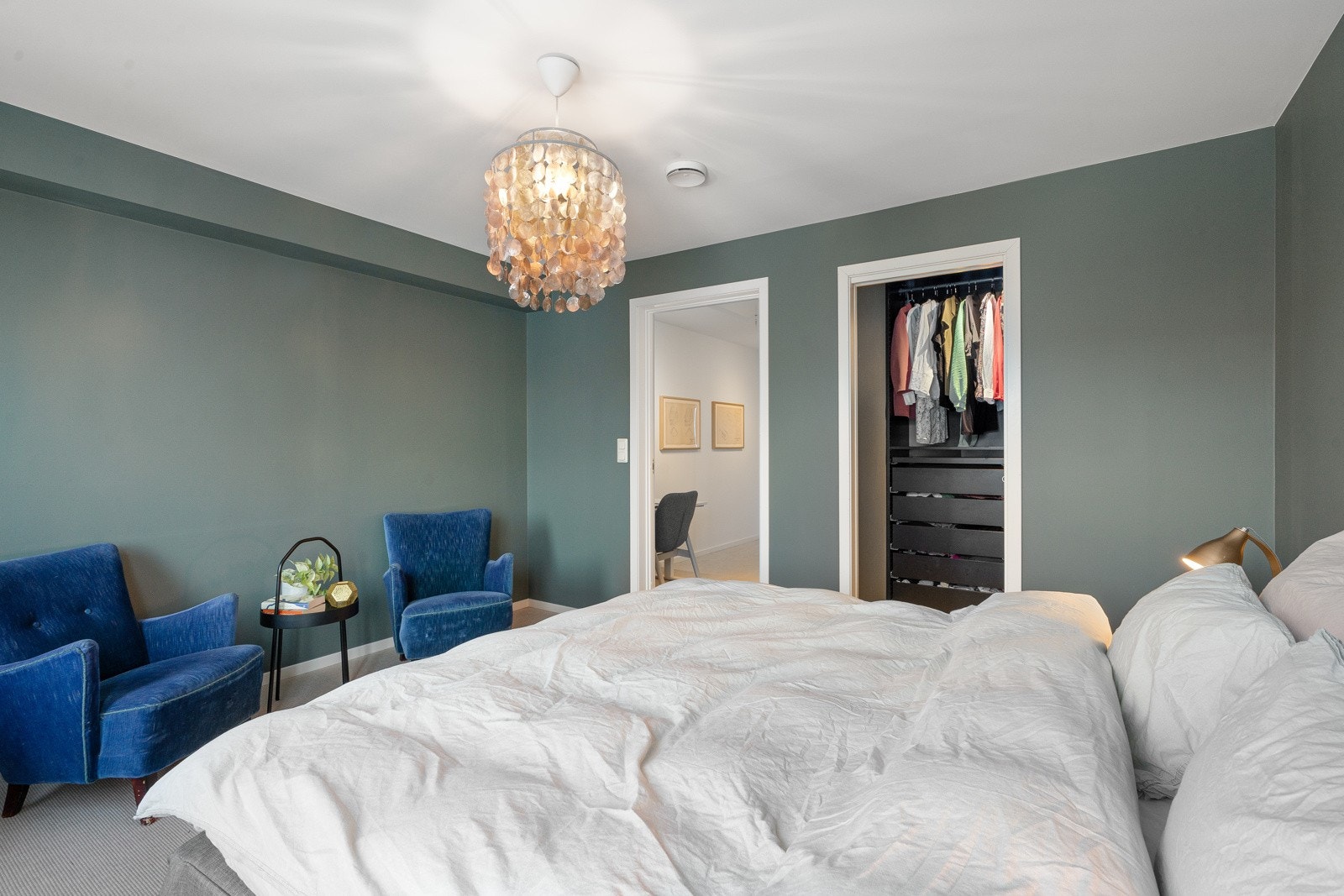 Tilhørende hovedsoverommet finner du en praktisk walk-in garderobe! Galleribilde