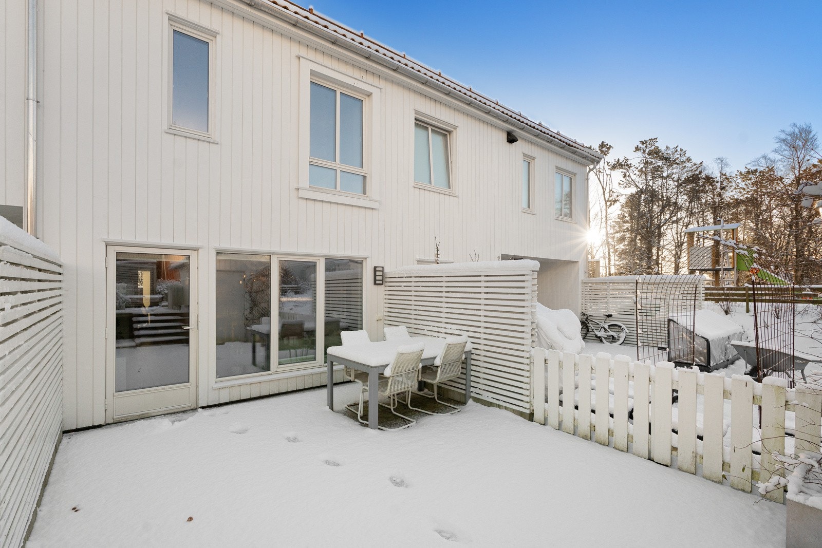 Solrikt og fint uteområde. Galleribilde