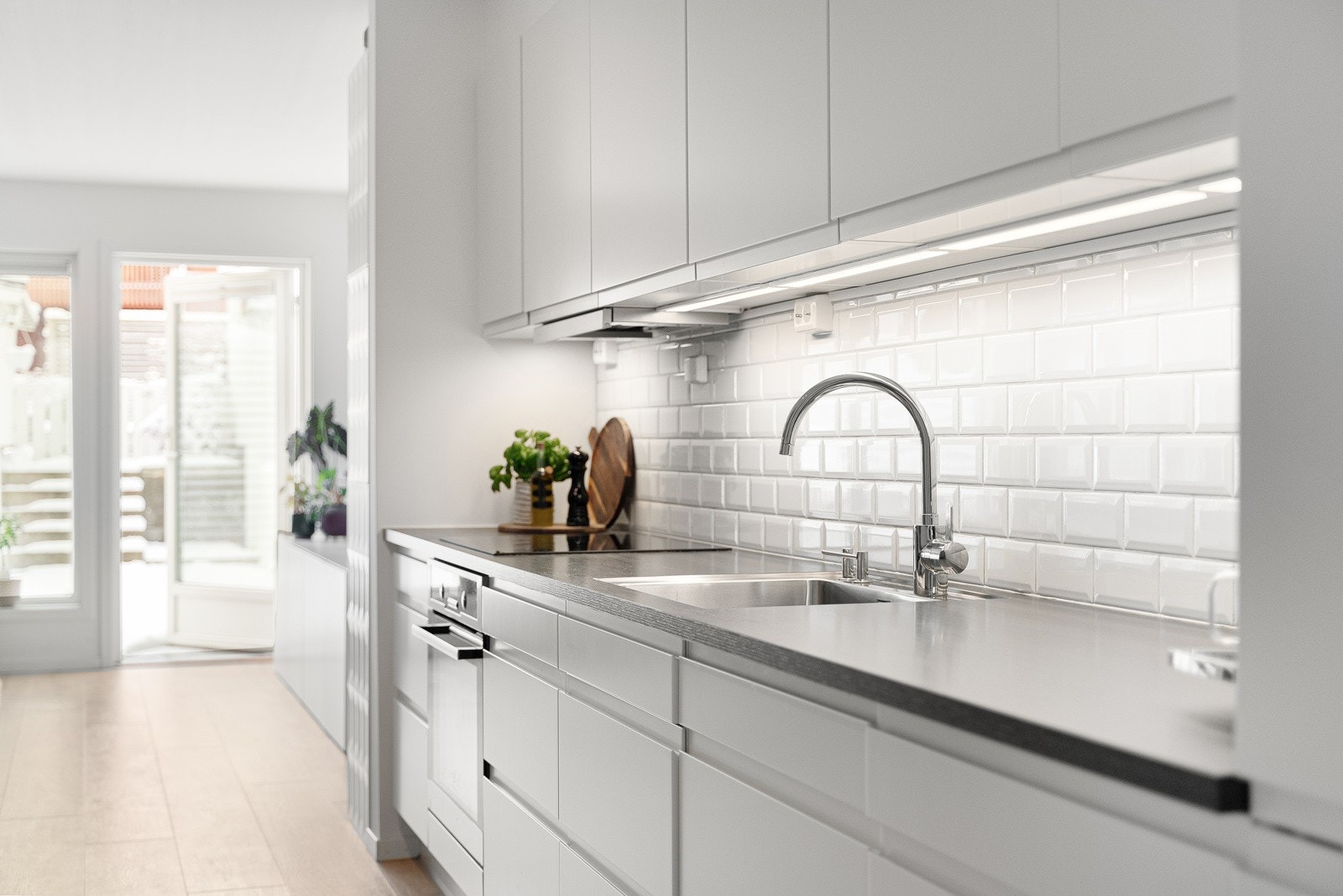 Kjøkkenet kan skilte med god skap- og benkeplass. Galleribilde