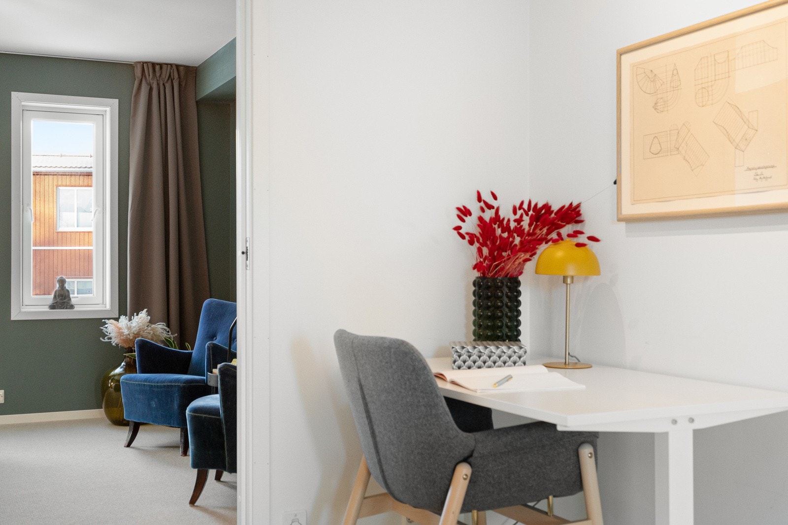 Praktisk kontorhjørne. Galleribilde