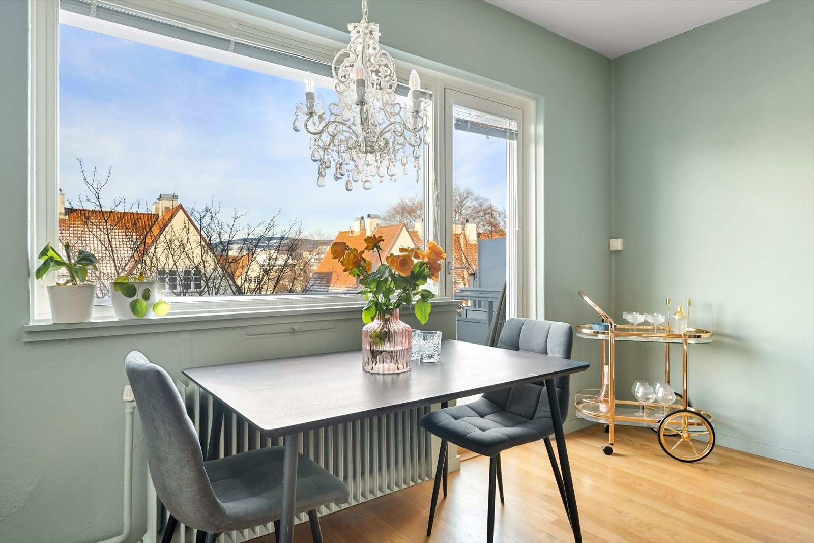 Fra stuen er det utgang til leilighetens balkong Galleribilde
